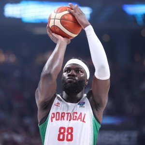 就靠你了！科塔首节5中2拿到6分3板2断1帽 得分全队一半