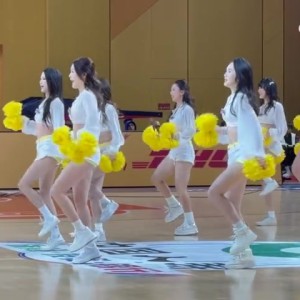 九游app-活力十足！媒体人晒广州男篮主场啦啦队的舞蹈表演视频